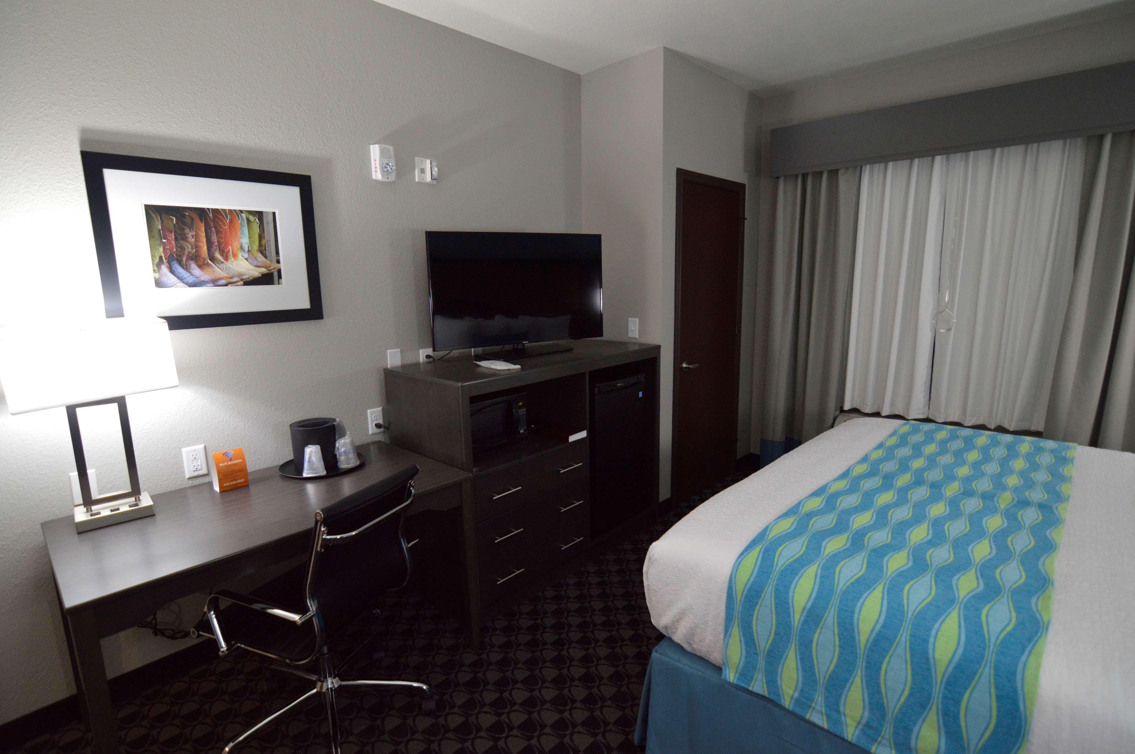 Best Western Plus Waller Hotel Exterior photo