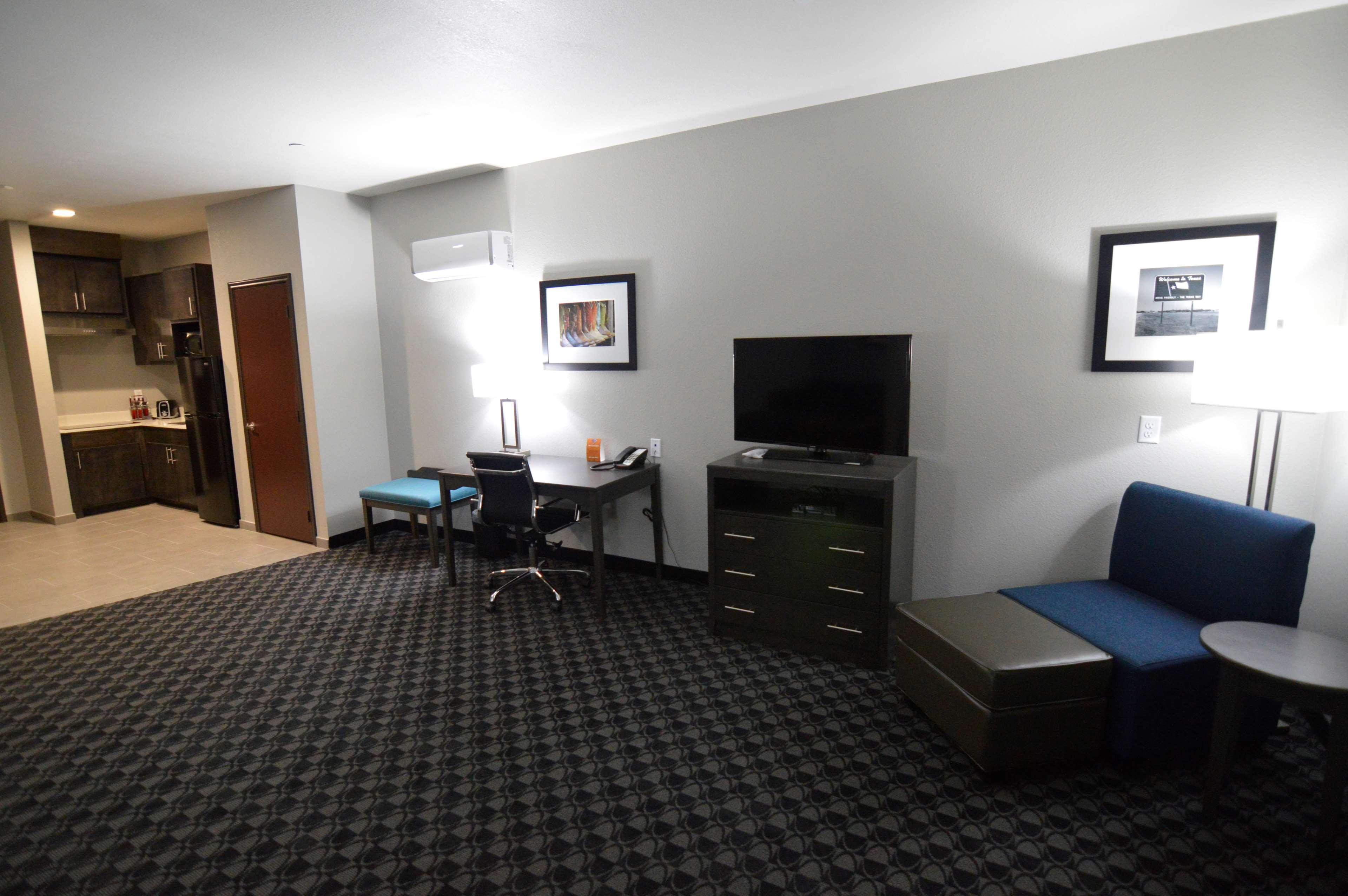 Best Western Plus Waller Hotel Exterior photo