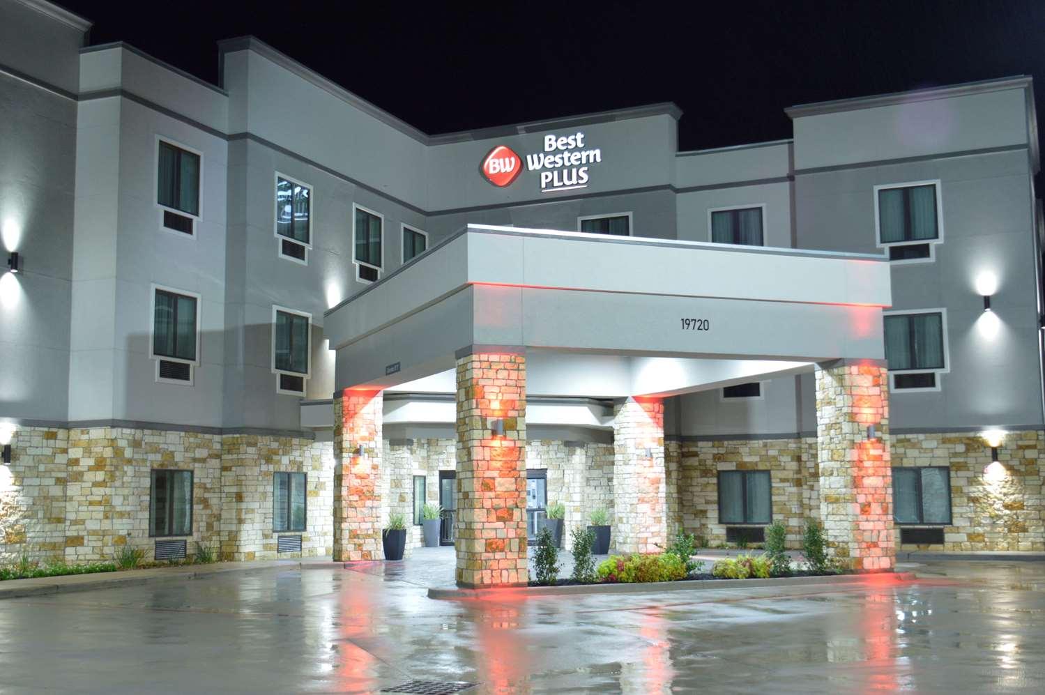 Best Western Plus Waller Hotel Exterior photo