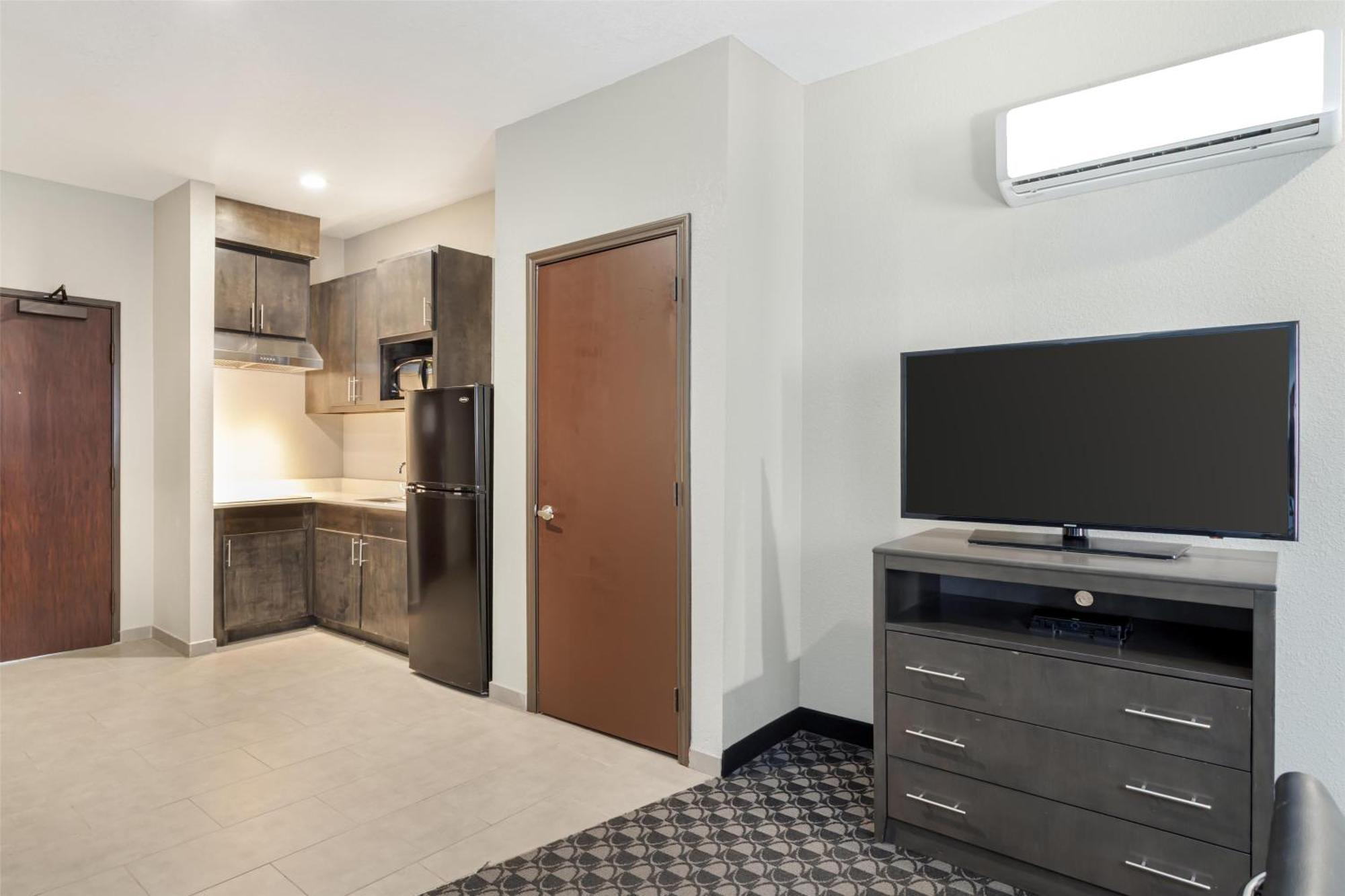 Best Western Plus Waller Hotel Exterior photo