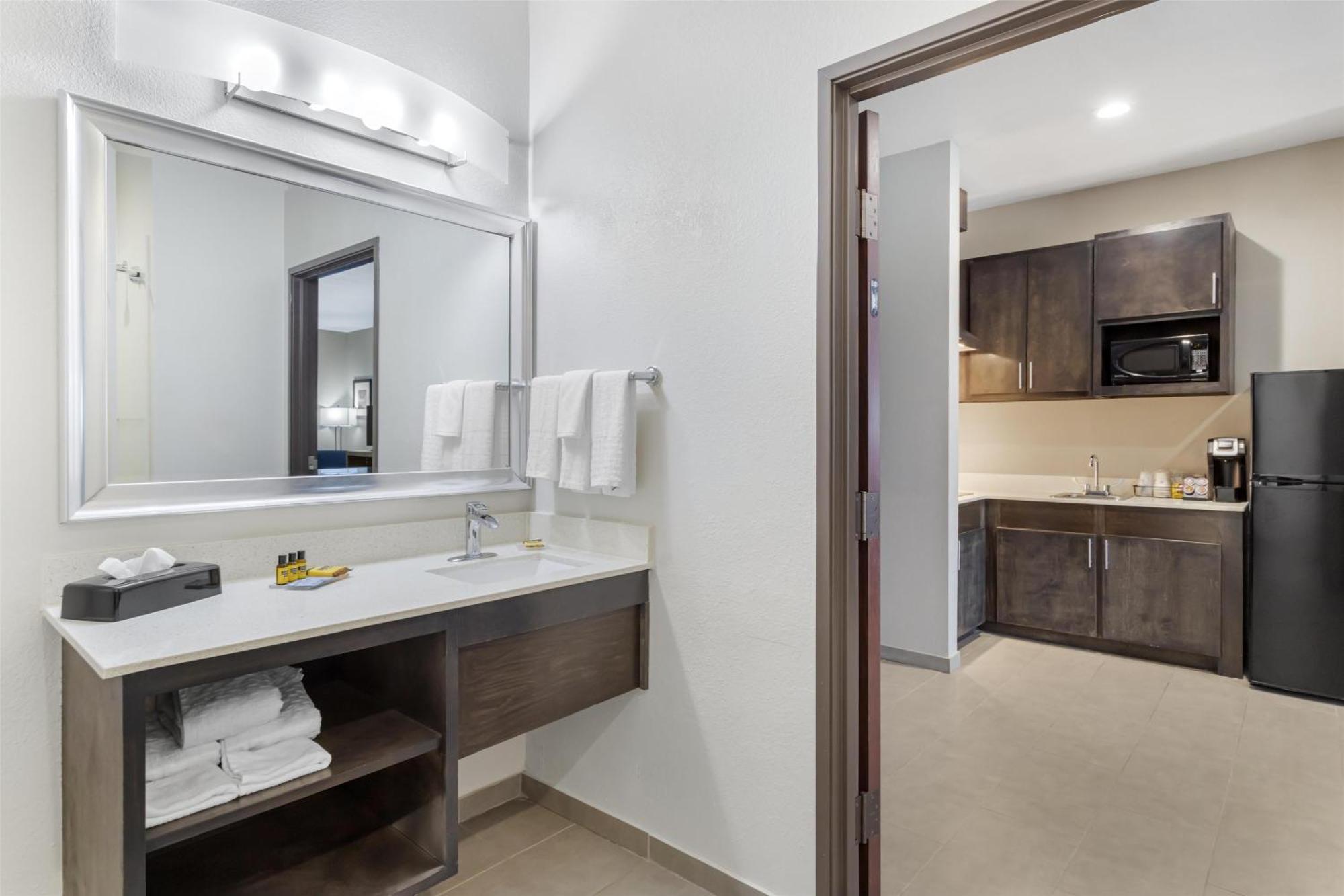 Best Western Plus Waller Hotel Exterior photo