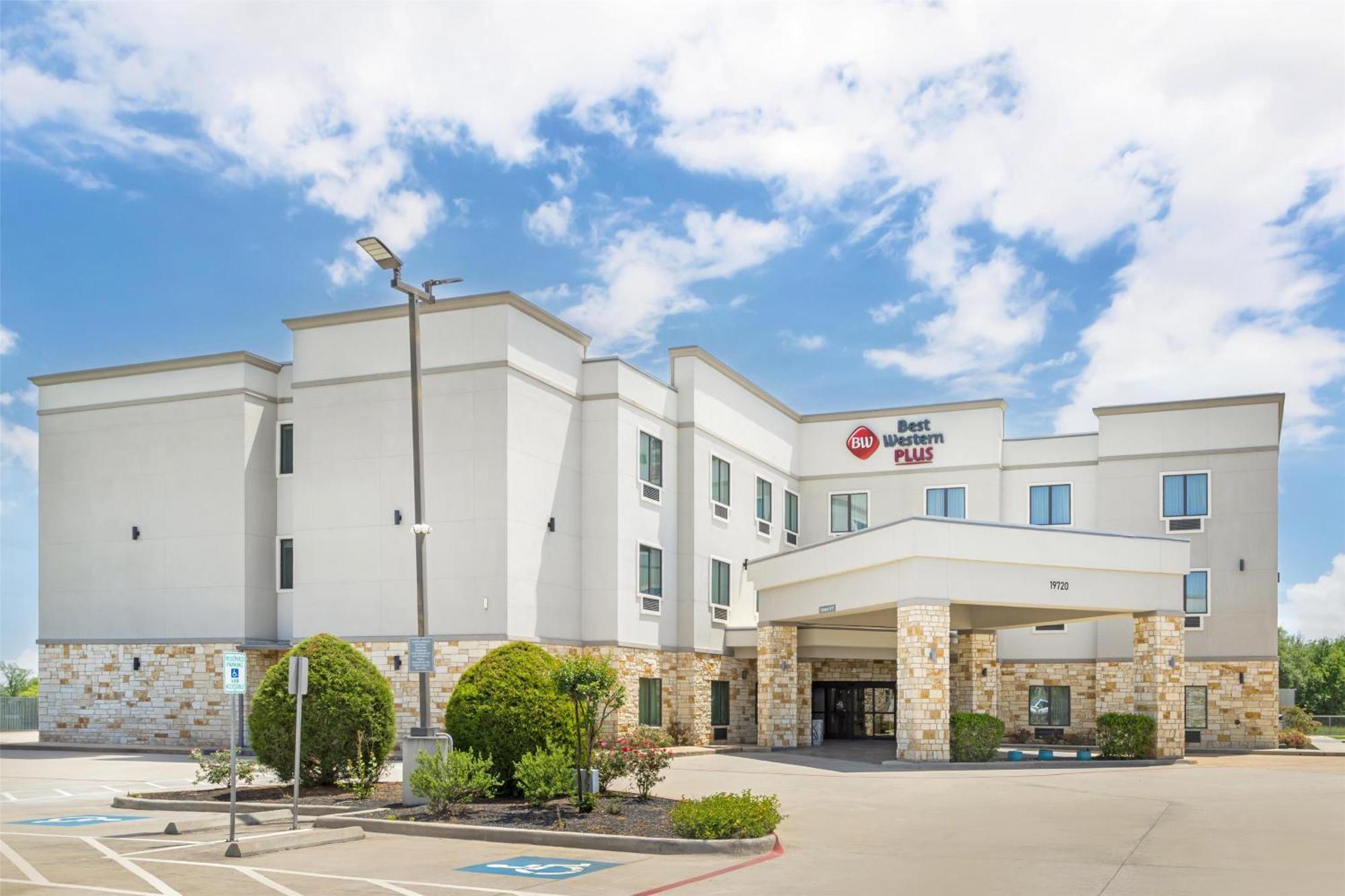 Best Western Plus Waller Hotel Exterior photo