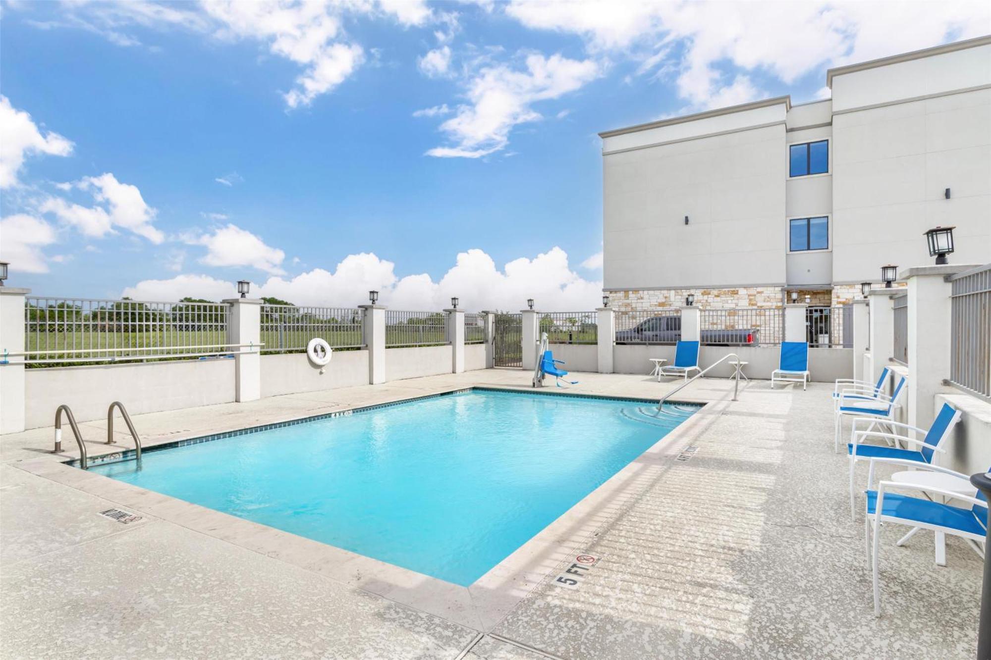 Best Western Plus Waller Hotel Exterior photo